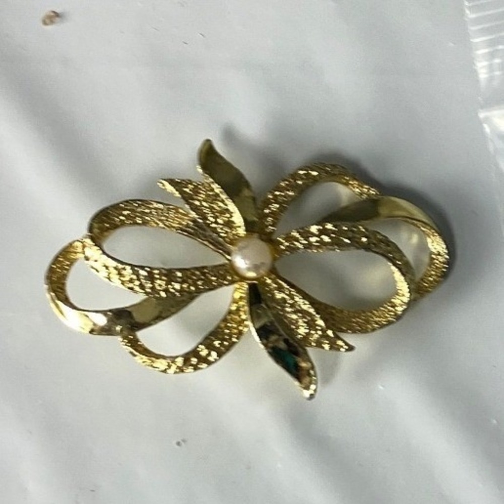 Vintage Gold Tone Textured Ribbon Bow Brooch Pin with Faux Pearl Accent